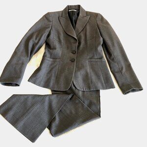 Tahari Pant Suit with Matching Blazer and Pleated Pant, Size 6